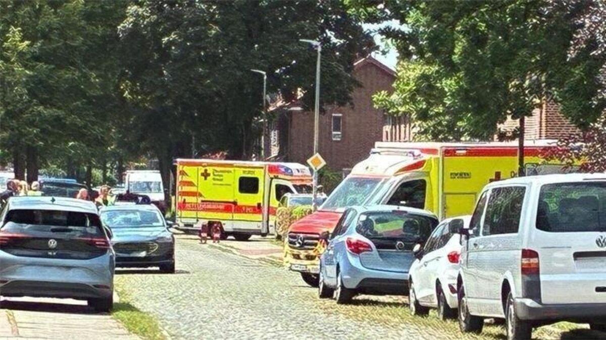 Zahlreiche Einsatzkräfte sind nach der Tat in der Stader Dankersstraße im Großeinsatz. Foto: Vasel
