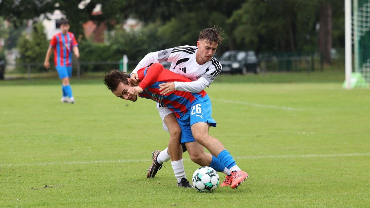 Intensive Zweikämpfe prägten das Testspiel zwischen dem FC Cuxhaven und Drochtersen/Assel II. Foto: May
