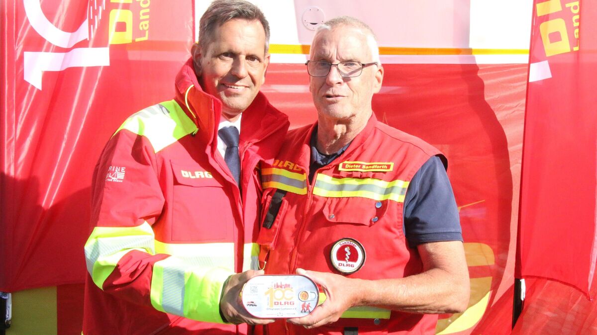 Niedersachsens Ministerpräsident Olaf Lies (SPD) und der Vorsitzende der DLRG-Ortsgruppe Cuxhaven, Dieter Sandforth (r.), sprachen in dieser Woche über das 100-jährige Bestehen der Ortsgruppe. Dabei würdigte der Landesvater auch die Erfolge der Wasserrettung an der Nordsee. Foto: Potschka