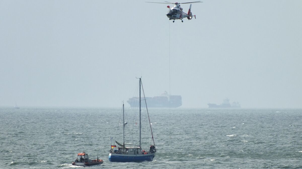 Mit dem Hubschrauber wurde der Erkrankte direkt von der Segelyacht aufgenommen. Foto: Bundespolizeiinspektion See