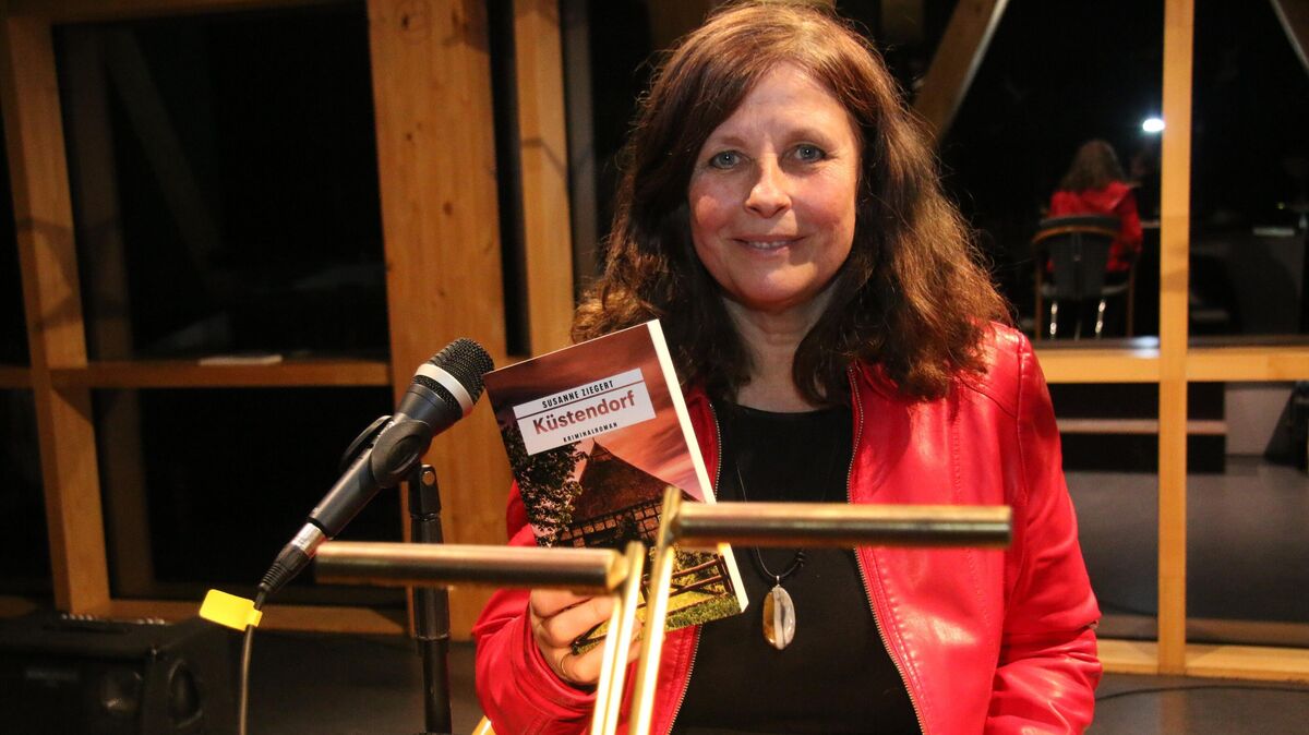 Ins erfundene Finstermoor am Ahlenmoor entführte Susanne Ziegert ihr Publikum mit ihrem Küstenkrimi „Küstendorf“. Foto: Potschka