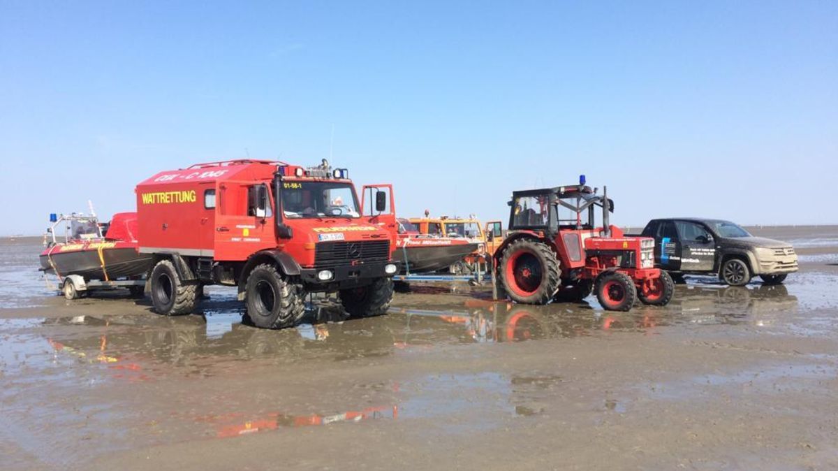 Mit dem Wattrettungsfahrzeug "Unimog" drang die Berufsfeuerwehr Cuxhaven zur Einsatzstelle vor. Foto: Archiv/Pfeiffer