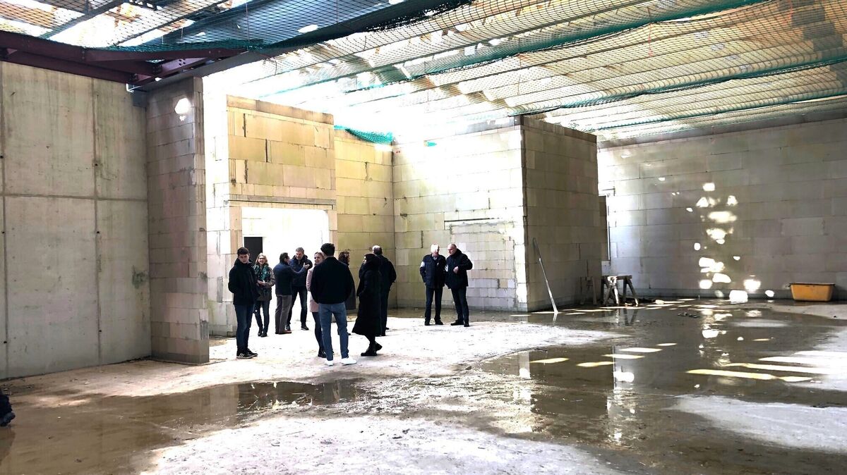 Noch sieht dieser Raum nicht besonders einladend aus, aber das wird sich ändern: Endlich erhält das Hemmoorer Gymnasium eine Aula, die zahlreiche Möglichkeiten für Veranstaltungen auch im größerem Rahmen bietet. Foto: Schröder