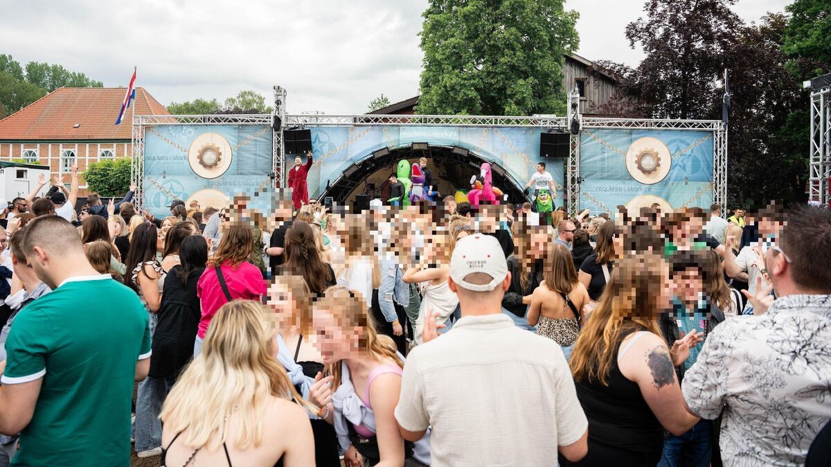 Tausende Menschen feiern bei der Jubiläums-Ausgabe: Es war der 50. Frühtanz in Steinau. Besucher berichten von einer ausgelassenen Stimmung - gerade vor den Bühnen. Foto: Keck