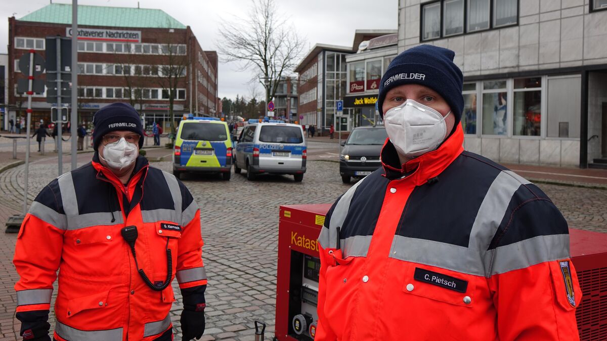 Gerd Klemusch (l.) und Christopher Pietsch stellen mit der Facheinheit in Ernstfällen mit technischem Equipment die Kommunikation sicher. Foto: Fischer
