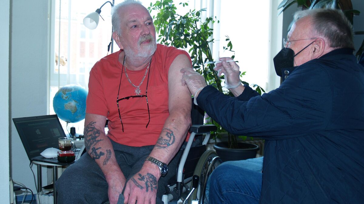 Der Cuxhavener Karl Bauer wird von Arzt Michael Bodanowitz zu Hause gegen Corona geimpft - für den im Rollstuhl sitzenden Bauer eine große Erleichterung. Foto: Bohlmann-Drammeh