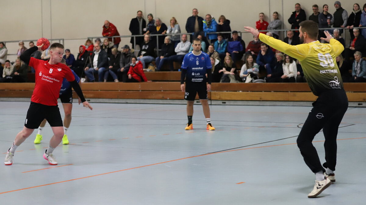 Eine Szene aus dem Hinspiel: Tammo Rosenberg im Duell mit dem Vareler Keeper Tim Hattensauer. Der TSV Altenwalde muss nach der Niederlage in Varel in den sauren Apfel des Abstiegs beißen.