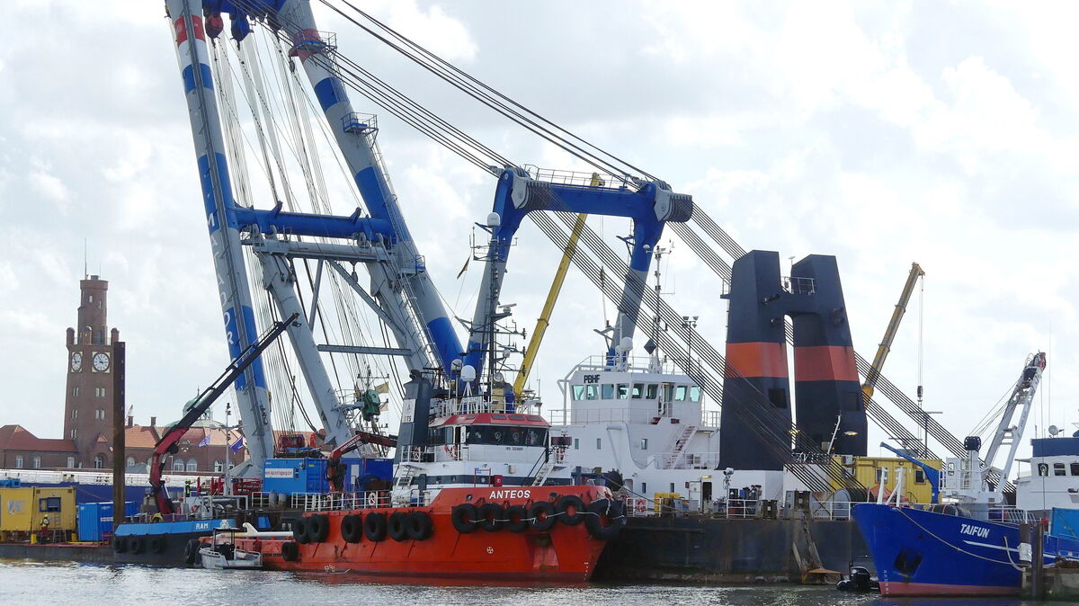 Mit seiner imposanten Größe kam der Schwimmkran "Matador 3" am Mittwoch in Cuxhaven an, um eine große Bergung vor Scharhörn durchzuführen. Foto: Lisa Sonntag