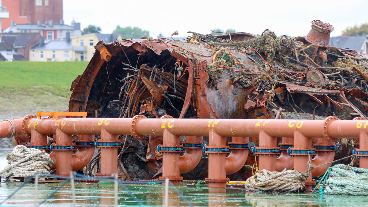 Ein Teil des U-Boots U16 liegt jetzt in Cuxhaven. Vor Scharhörn wurde das Wrack geborgen - Archäologen sind über die Vorgehensweise entsetzt. Foto: Bodo Marks/dpa