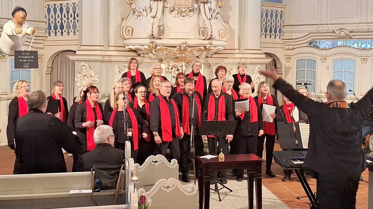 Ansteckende Leidenschaft: Der Gospelchor „the christians“ unter Leitung von Christian Cordes prägt musikalisch weite Teile des Gottesdienstes in St. Petri. Bei so manchem Song klatschen die versammelten Kirchenbesucher gern mit. Foto: Kirchenkreis/Schoener