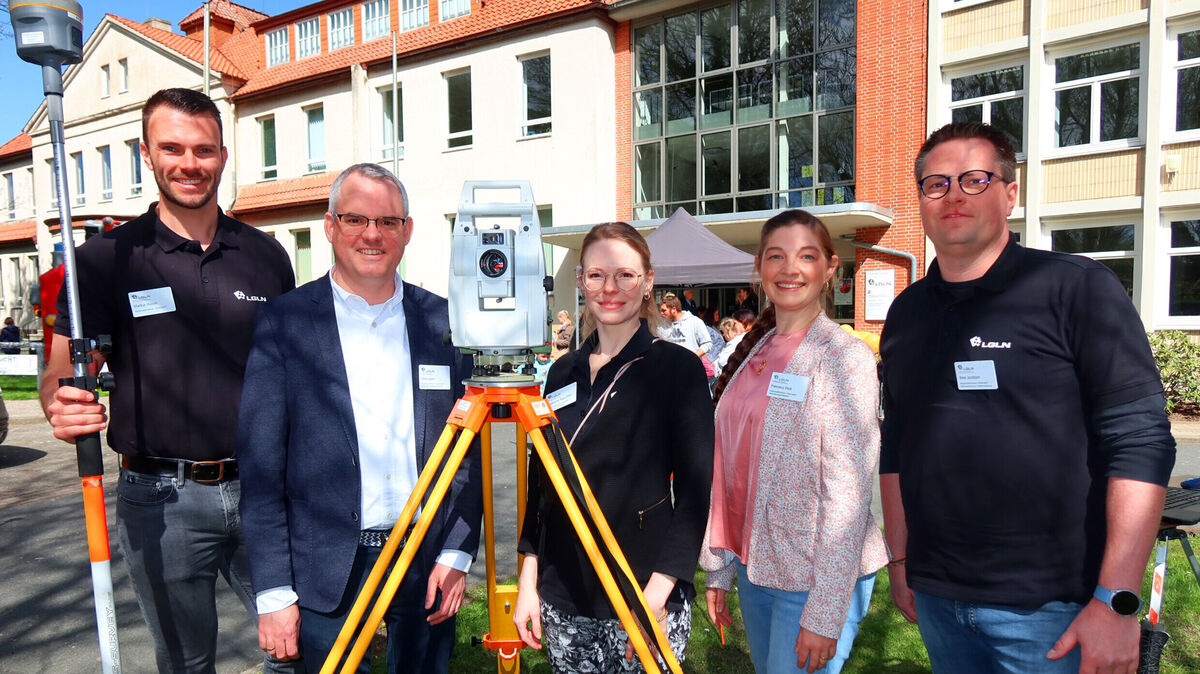 Das Tachymeter misst präzise Strecken und Winkel: Markus Hülsen (v.l., Fachexperte Drohne), Peter Alpers (Leitung Regionaldirektion Otterndorf), Madelaine Repschies (Dezernatsleiter 3.1. Otterndorf), Francesca Dock (Dezernentin Organisation), René Jacobsen (Dezernatsleiter 4 Werteermittlung und Bodenordnung) präsentieren Technik und Wissen aus erster Hand. Foto: Tonn