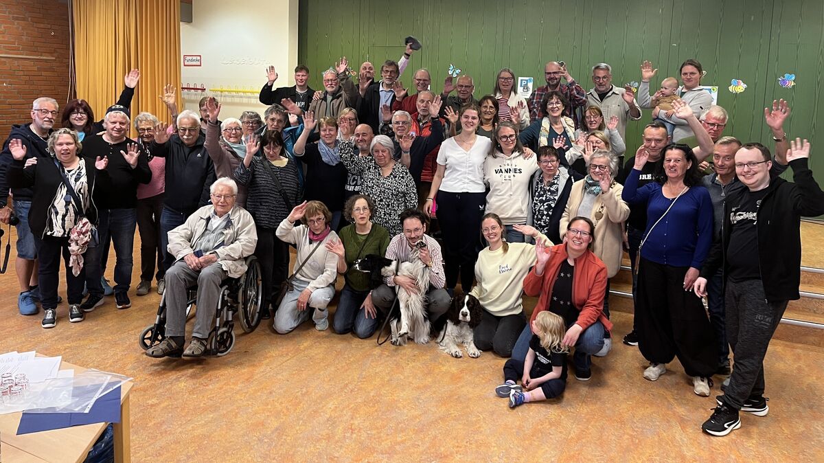Bis zum nächsten Jahr in St. Avé: Abschiedsgruß der versammelten Gäste und Gastgeber in der Franzenburger Schule. Foto: Reese-Winne