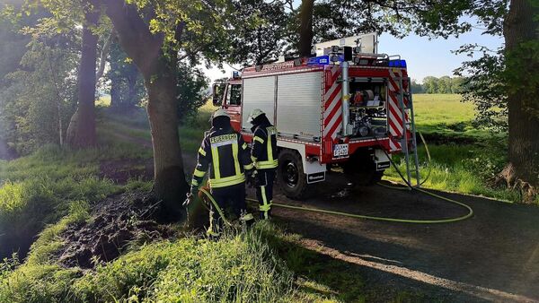 Auf moorigem Untergrund: Gartenabfälle brennen in Hemmoor