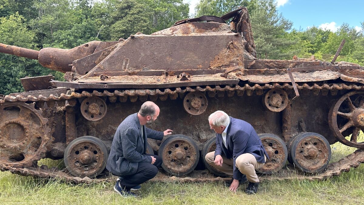 Kreisarchäologe Dr. Andreas Hüser (l.) und Landesarchäologe Dr. Henning Haßmann am Sturmgeschütz. Wobei Haßmann da ganz pragmatisch ist: "Für mich ist das ein Panzer." Foto: Reese-Winne