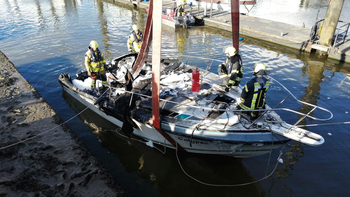 Eine brennende Motoryacht rief einen Großeinsatz der Feuerwehren Altenbruch und Cuxhaven auf den Plan. Foto: Polizei Cuxhaven