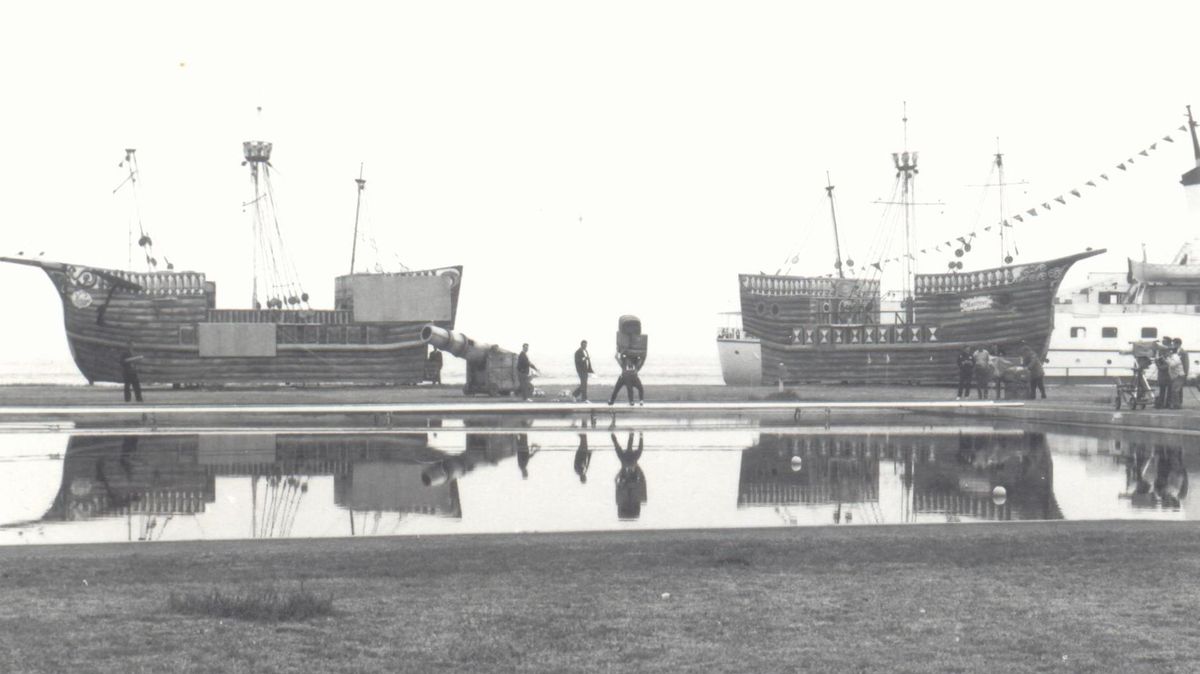 Eine der spektakulärsten Aktionen beim "Spiel ohne Grenzen" in Cuxhaven war das Entern von Schiff zu Schiff. Foto: Stadtarchiv Cuxhaven