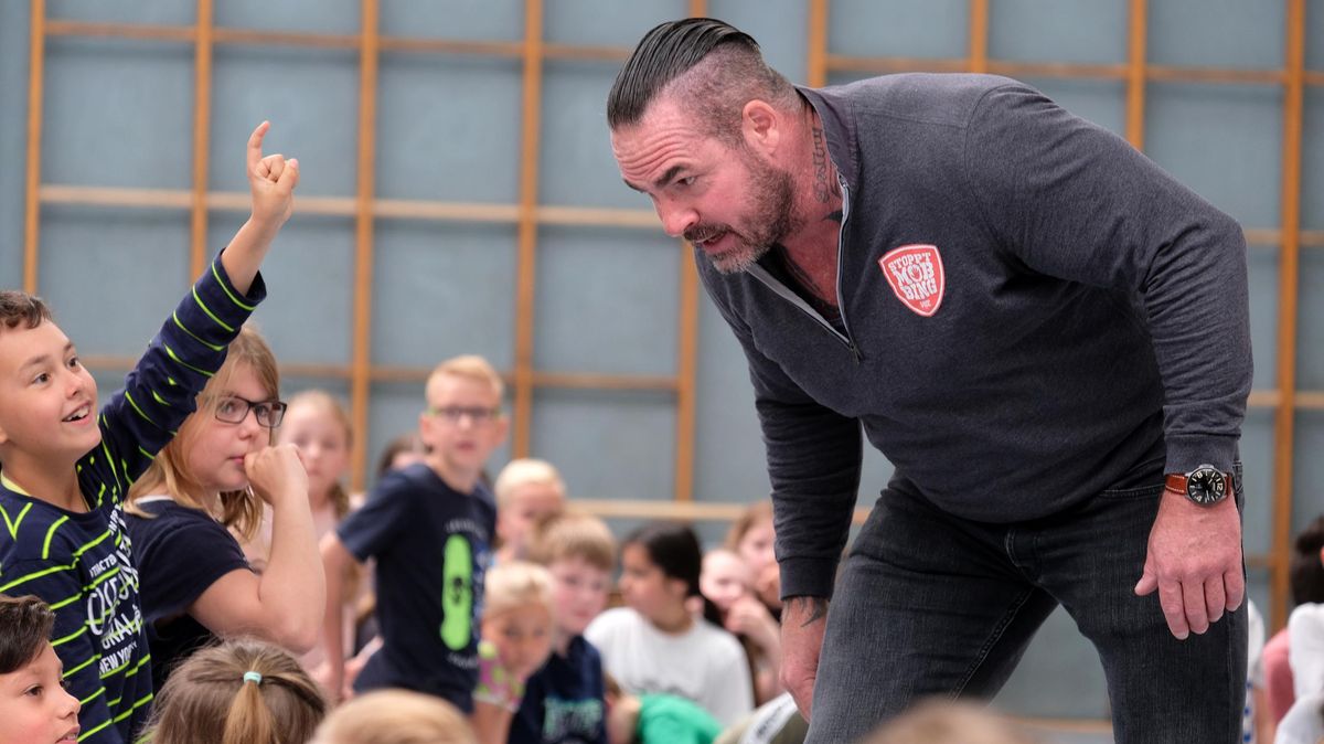 Carsten Stahl schaffte es sofort, eine Bindung zu den Kindern aufzubauen. Diese gingen mit, meldeten sich, riefen hinein und gingen aufeinander zu. Am Ende vereinbarten sie einen Anti-Mobbing-Pakt. Foto: Tonn