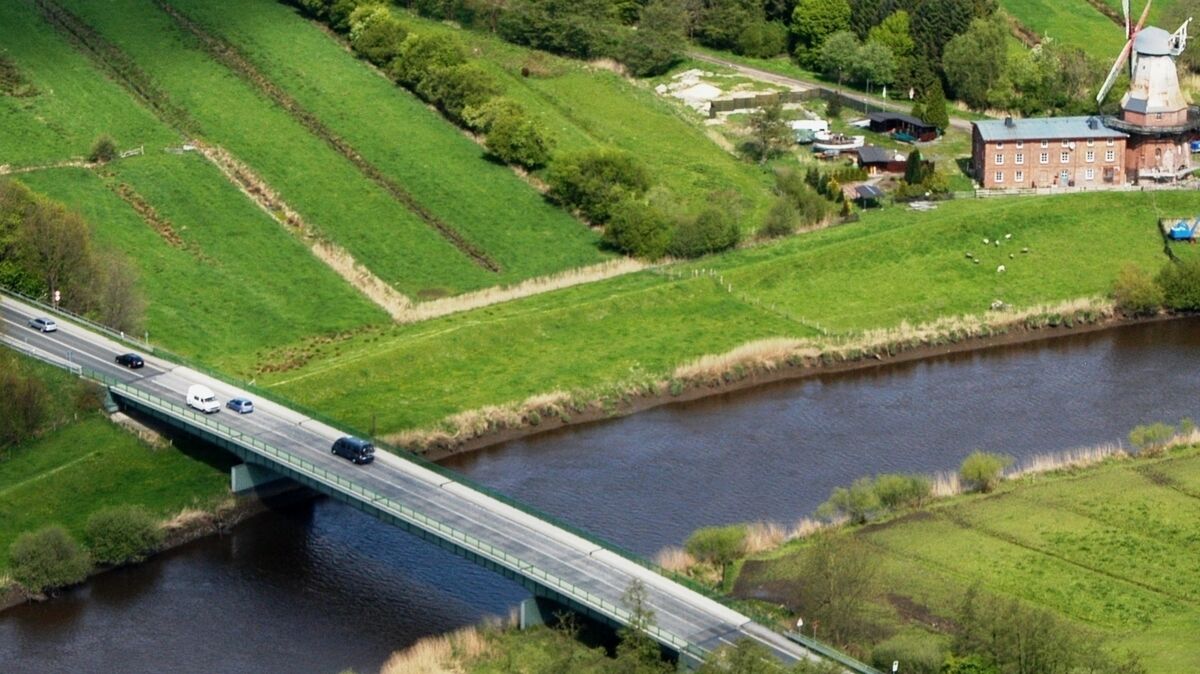 Die Ostebrücke bei Hechthausen ist durch die Baustelle inklusive Ampel ein Nadelöhr. Foto: CNV-Archiv/Schröder