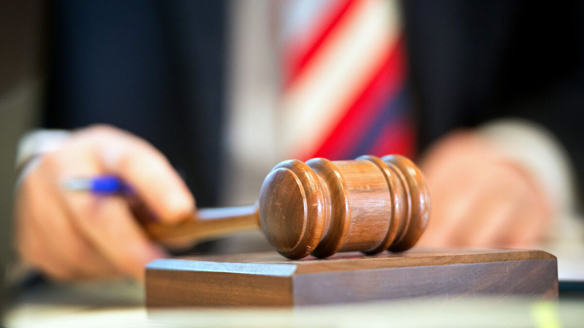 Einen Hammer benötigt der Rechtspfleger in Otterndorf nicht. Dennoch heißt es auch hier "Zum Ersten, zum Zweiten, zum Dritten" - Zuschlag. Foto: dpa/Naupold