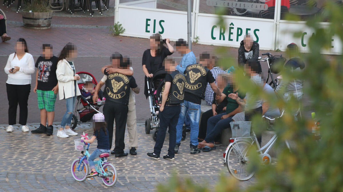 Die "Golden Brothers" 2016 auf dem Kaemmererplatz. Vier mutmaßliche Mitglieder der Bande mussten sich drei Jahre später vor der 2. Großen Strafkammer des Landgerichts Stade verantworten. Der Hauptbeschuldigte soll mit Drogen-Deals über 300.000 Euro Gewinn erzielt haben. Foto: Archiv