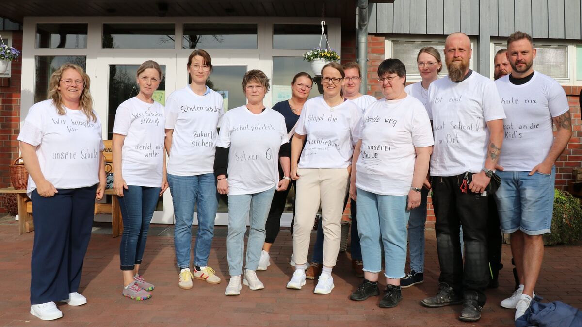 Auf ihren T-Shirts haben die Grundschuleltern aus Neuenkirchen und Nordleda Protestparolen geschrieben. Dass Verwaltung und Politik derzeit darüber nachdenken, die Hinrich-Wilhelm-Kopf-Schule zu schließen, macht sie wütend. Foto: Mangels