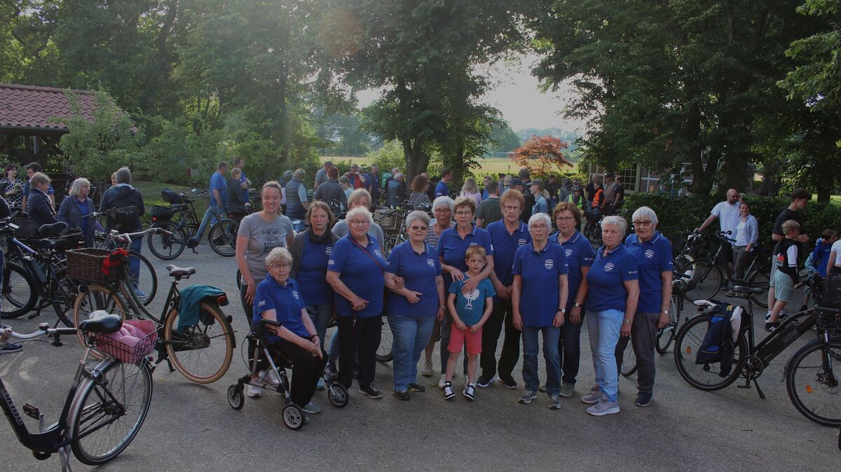 Die aktive Frauensportgruppe kocht unter anderem die beliebte Erbsensuppe für die Sportwoche. Foto: Morjan