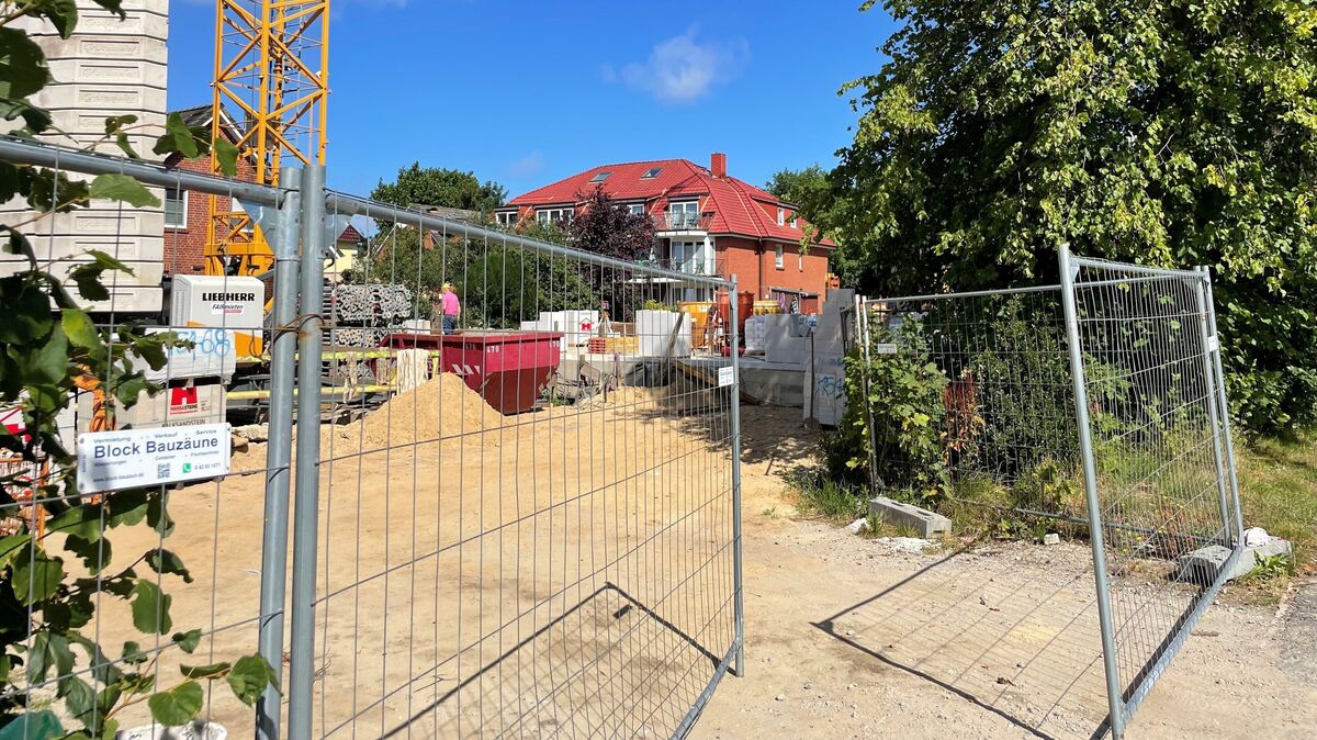 Nach einer juristischen Odyssee darf das Bauvorhaben fortgesetzt werden. Auf dem Grundstück entsteht ein Hotel. Foto: Koppe