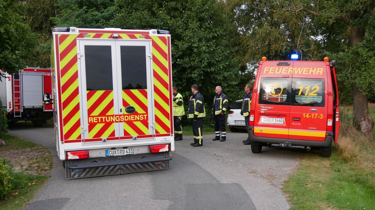 Der Patient wird nach seiner Befreiung vom Cuxland-Rettungsdienst erstversorgt und anschließend schwer verletzt in das Krankenhaus Land Hadeln gefahren. Foto: Lange