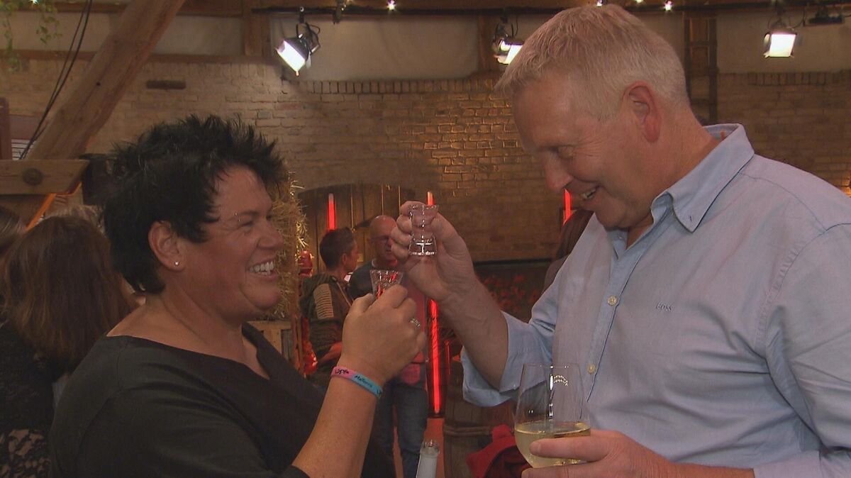 Simone und Jörg feiern gemeinsam auf der großen Abschlussparty. Foto: Foto: RTL