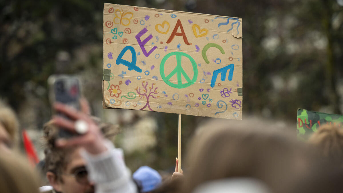 Schülerinnen und Schüler aus dem Cuxland wollen am Donnerstag, 5. März, gegen das neue Wehrdienstgesetz und gegen eine mögliche Wiedereinführung der Wehrpflicht demonstrieren. Das Bündnis „Schulstreik gegen Wehrpflicht“ ruft für diesen Tag bundesweit zu Protesten auf. Foto: Kneffel/dpa