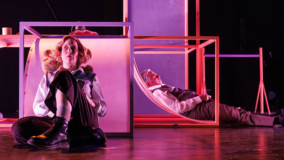 Vater und Tochter, die sich nichts mehr zu sagen haben – und sich alles sagen müssen: Linda Riebau (Helen), Gotthard Hauschild (Richard) in dem Theaterstück „Blind”. Foto: Tim Müller/TfN