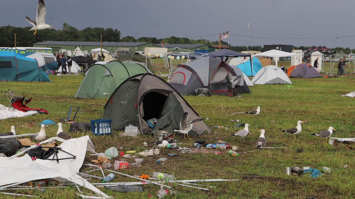 Der Tag danach: Viele Camper sind schon weg, aber ihr Müll bleibt. Foto: Werder