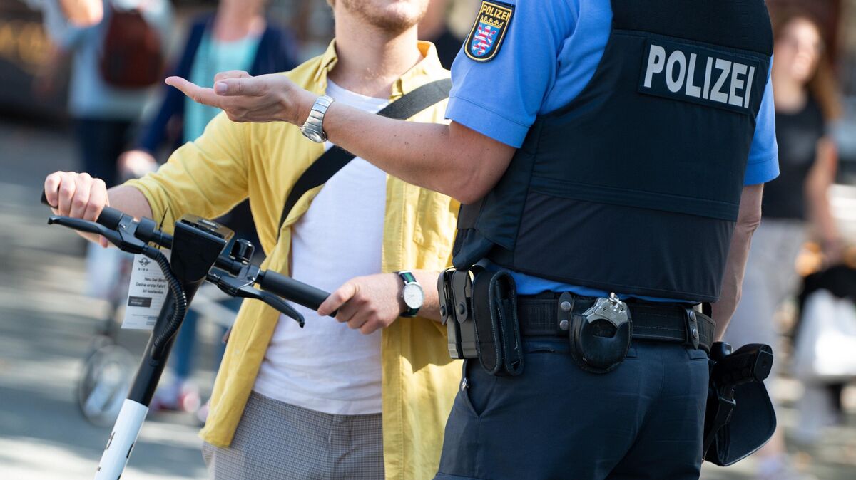 Die Polizei stoppte in Cuxhaven einen 33-Jährigen nach unsicherer Fahrweise. Foto: Lennart Stock/dpa