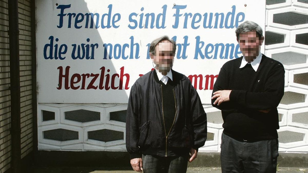 Von 1992 bis 2005 leitete Georg M. (r.) zusammen mit seinem jüngeren Bruder Konrad 13 Jahre die Kirchengemeinde St. Marien in Cuxhaven. Georg M. wurde vom Bistum Hildesheim von Salzgitter nach Cuxhaven versetzt, obwohl die Vorwürfe wegen sexuellen Missbrauchs schon kirchenintern bekannt waren. Georg M. starb am 10. Februar 2019 mit 81 Jahren, sein Bruder bereits 2012 73-jährig. Archivfoto: Reese-Winne