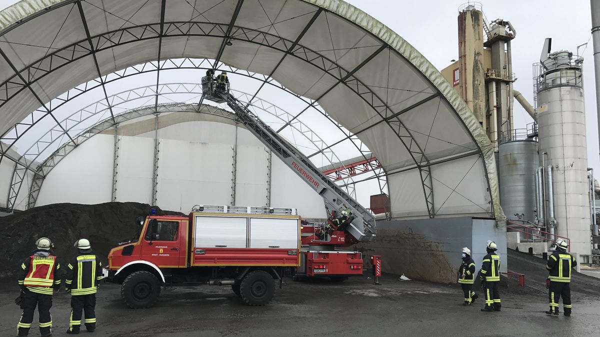 Am Ostermontag sicherten Einsatzkräfte der Feuerwehr Cuxhaven die Dachplanen eines Materiallagers auf dem Gelände des Asphaltwerkes Hohe Lieth mithilfe der Drehleiter. Foto: Sassen
