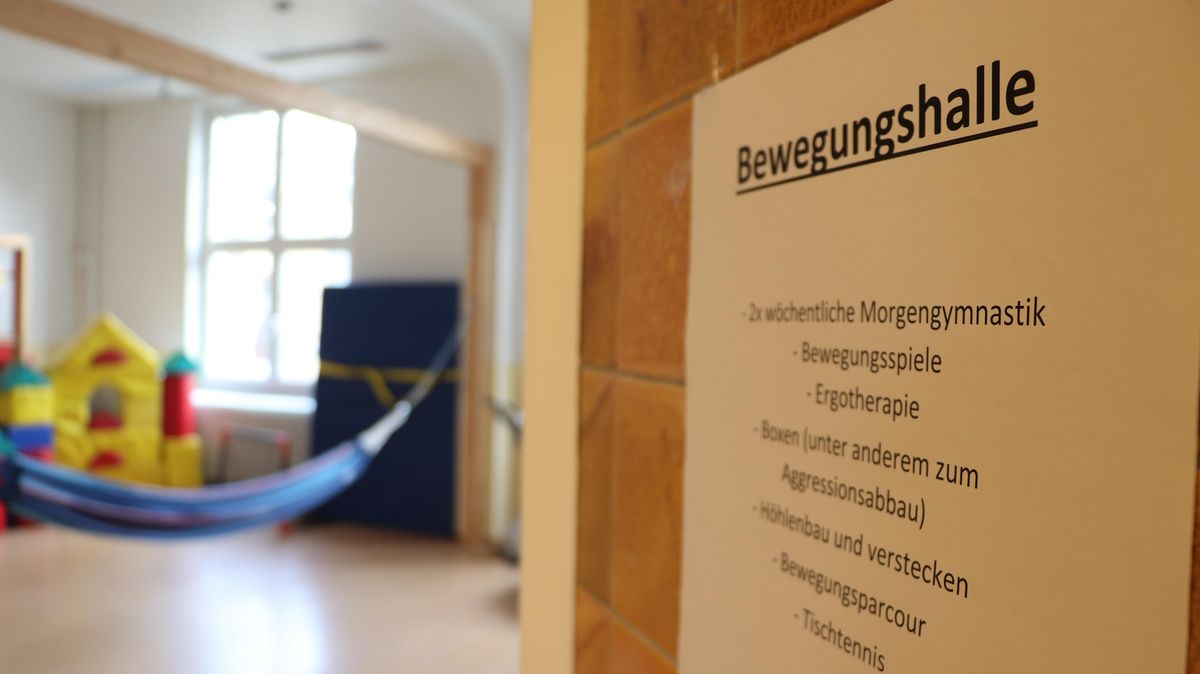 Bunt, freundlich, hell: So präsentieren sich die Räumlichkeiten der Kinder- und Jugendpsychiatrie des Wichernstifts. In der Bewegungshalle können sich die Patienten sportlich betätigen, können ihren Körper mal wieder richtig spüren und sich austoben. Ein wichtiger Teil der Therapie. Fotos: Tiedemann