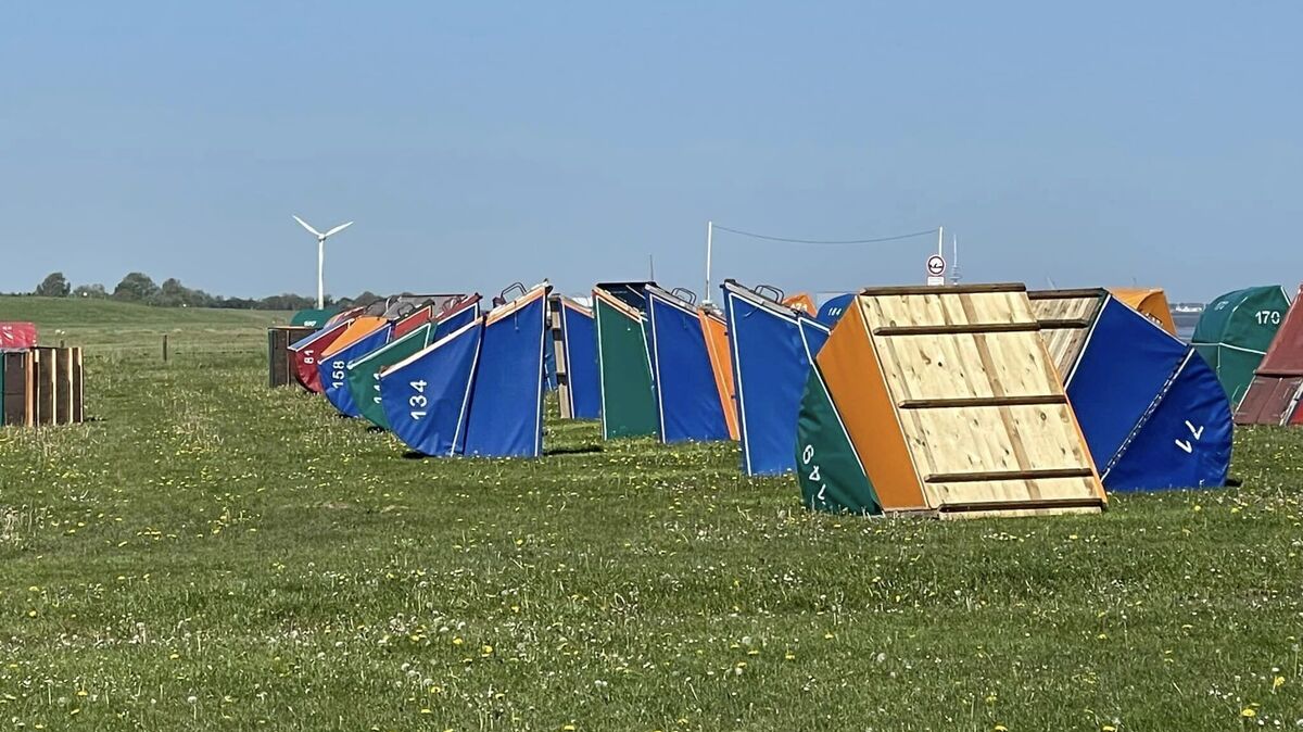 Die unbekannten Randalierer haben die Strandkabinen am Otterndorfer Grünstrand umgestoßen oder auf den Kopf gestellt. Dabei sind erhebliche Schäden entstanden. Foto: Fredebohm
