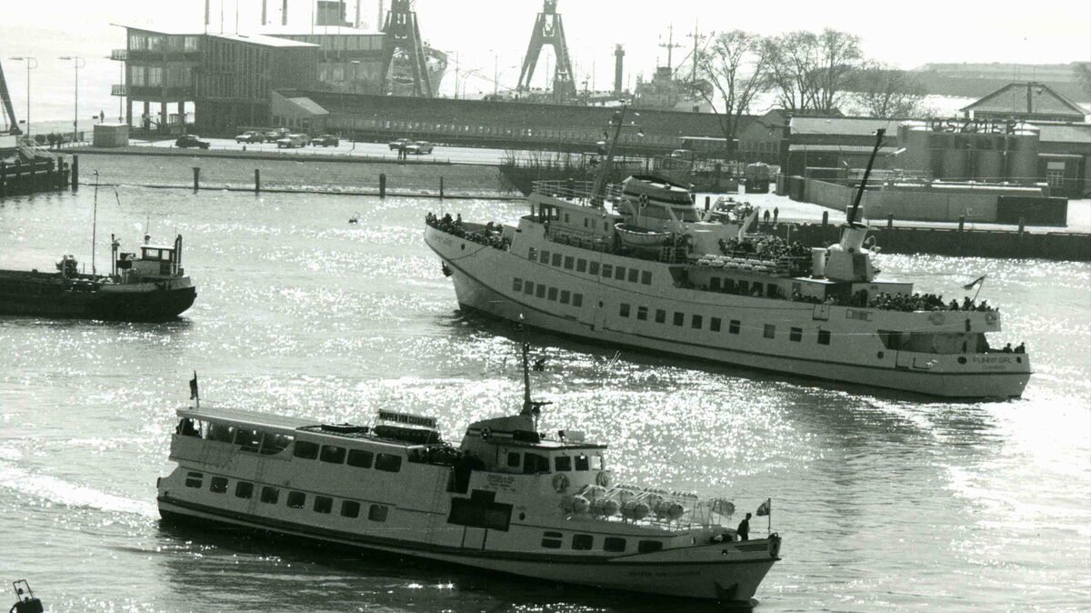 Zwischen den Butterfahrten gab es kaum eine Pause; hier begegneten sich die "Wappen von Cuxhaven" (vorn) und Cassen Eils' "Funny Girl". Foto: Krieschen