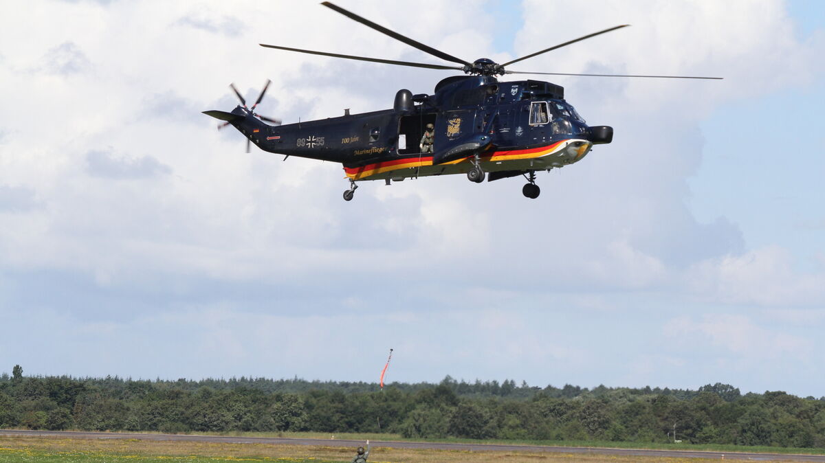 Ein Hubschrauber Sea King Mk 41 beim Airday 2013 in Nordholz. Seit dem Umzug des MFG 5 hierher war das Modell (hier in der Sonderlackierung "100 Jahre Marineflieger") öfter über Nordholz und Cuxhaven zu sehen. Foto: Reese-Winne