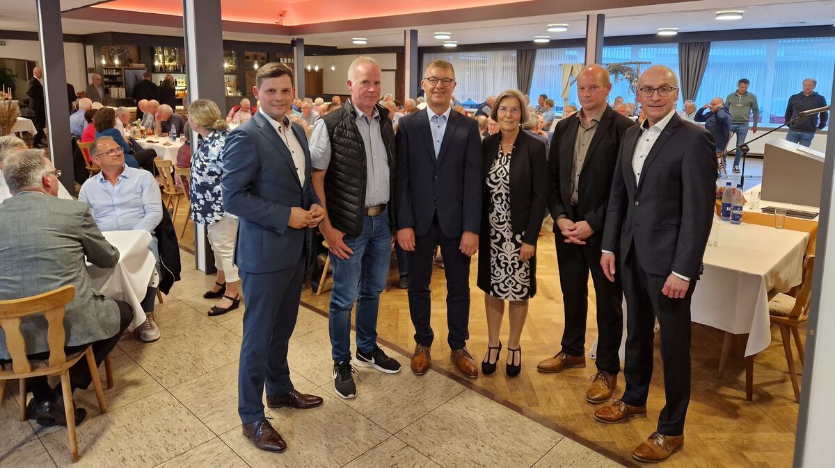 Vorstand und Aufsichtsrat der Spar- und Darlehenskasse Börde Lamstedt-Hechthausen nach der Versammlung: (v.l.n.r.) Pascal Brandtjen, Reiner Steffens, Dieter Tiedemann, Lioba Rößel, Frank Michaelis und Ingo Lafrenz. Foto: Fischer