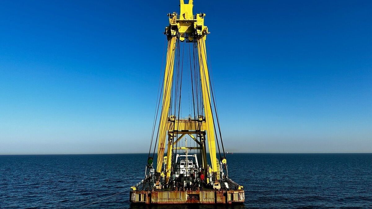 Am Mittwoch traf der Schwimmkran "Hebo Lift10", einer der leistungsstärksten Schwimmkräne Europas, im Wrackgebiet ein. Er kann bis zu 2.200 Tonnen heben. Foto: WSV