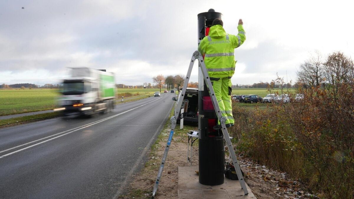 Die abschließenden Arbeiten am neuen Blitzer: Boris Hulsch von der Firma Jenoptik installiert die Kabel. Foto: Overschmidt