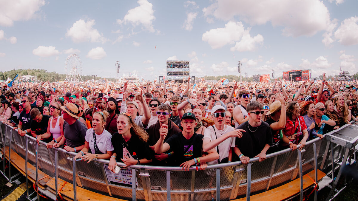 Partystimmung oder Enttäuschung? Fans diskutieren über die angekündigten Künstler. Archivfoto: Keck