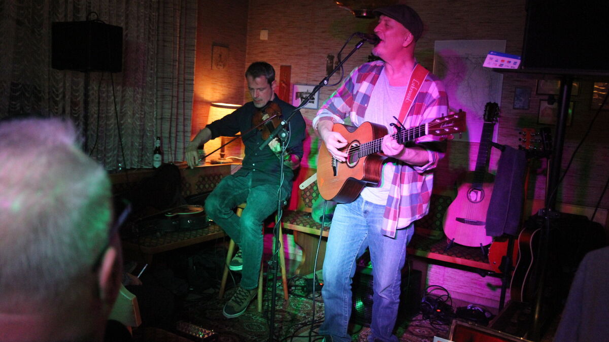Robert Carl Blank und Chris Drave (links) gaben im nostalgischen Ambiente der ehemaligen Cadenberger Schankwirtschaft „Zur Kurve“ ein Konzert. Foto: Grewe