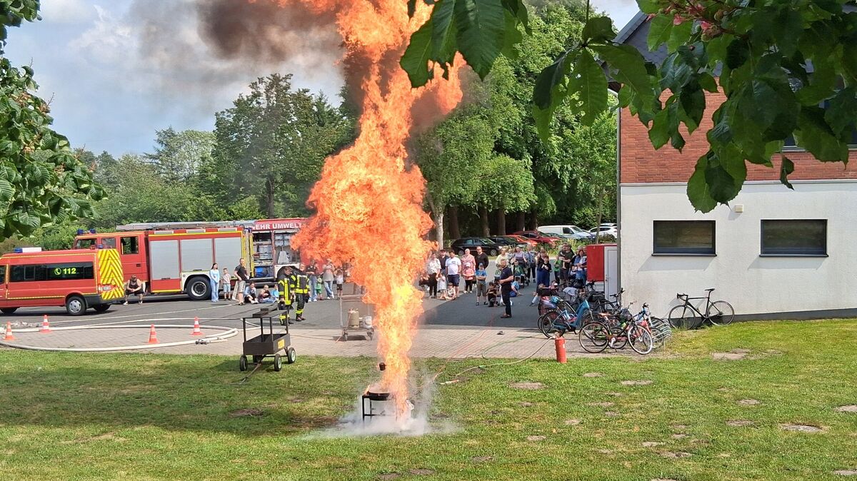 Von der Einsatzabteilung wird mehrmals eine Fettexplosion vorgeführt und bringt die Besucher zum Staunen. Foto: Lange