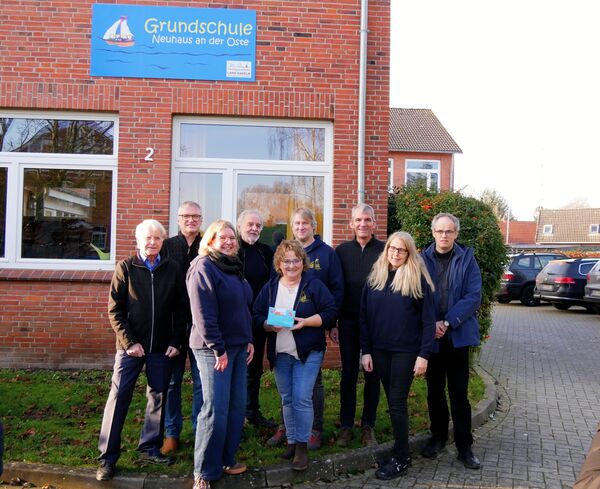 CDU-Spende ermöglicht einen neuen Wasserspender für die Grundschule Neuhaus