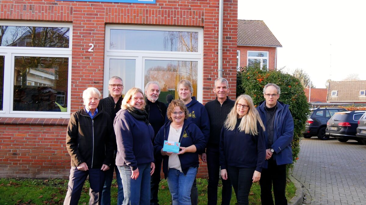 v.l. Stefan Meyer, Meike Katt, SG.-Bgm. Kandidat Michael Merz, Dominik Kurschat, Silke Mahle, Gustaf Hillebrecht, Nina Junge, Swen Vinop, Gerhard Dummer bei der Übergabe der Spende in Höhe von 366,65 Euro. Foto: Lange