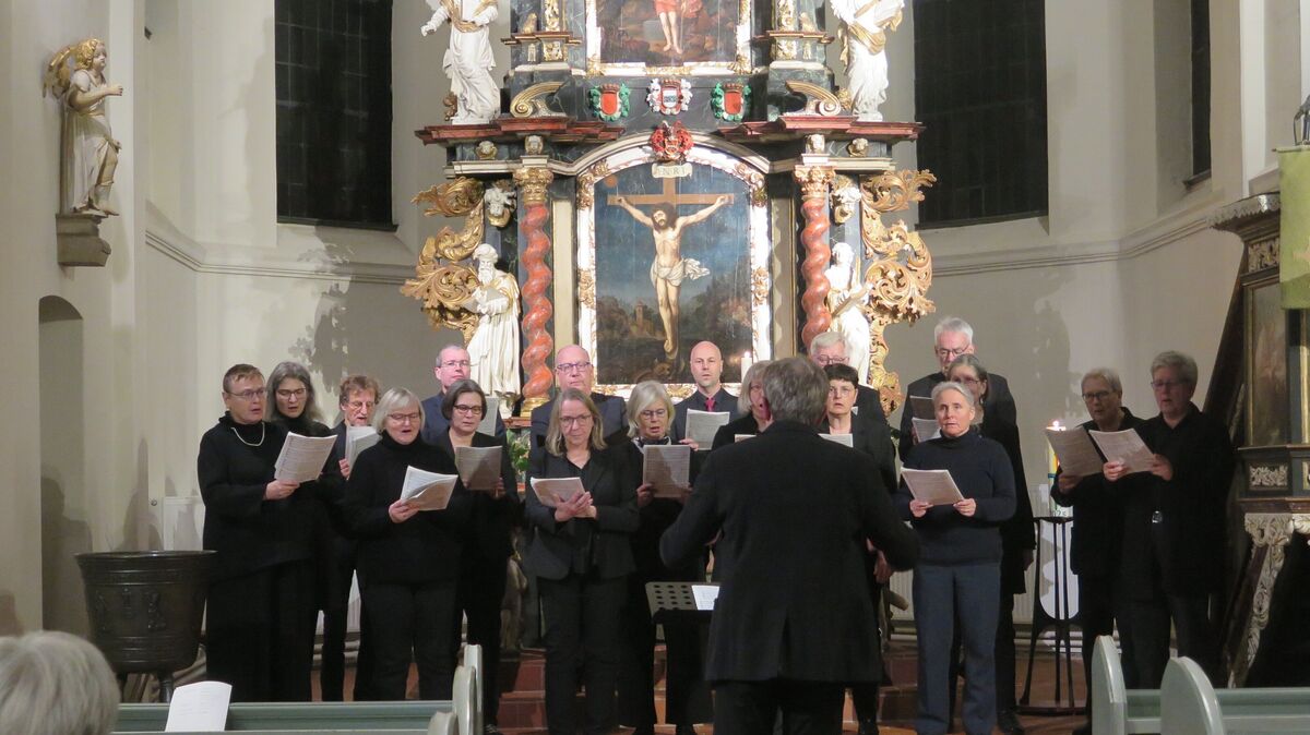 Im Altarraum der Döser St. Gertrud-Kirche sang der Chor concerto piccolo unter der Leitung von Jürgen Sonnentheil die Motette „Wachet auf, ruft uns die Stimme“ des Bach-Sohnes Johann Christoph Friedrich Bach. Foto: Cordes