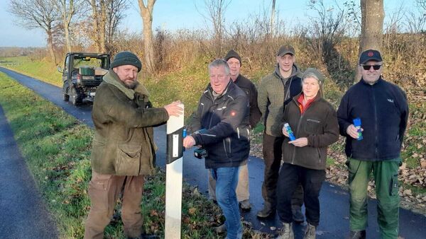 Zwischen Hollen und Nindorf: Warum Jäger dreifarbige Reflektoren an der K32 anbringen