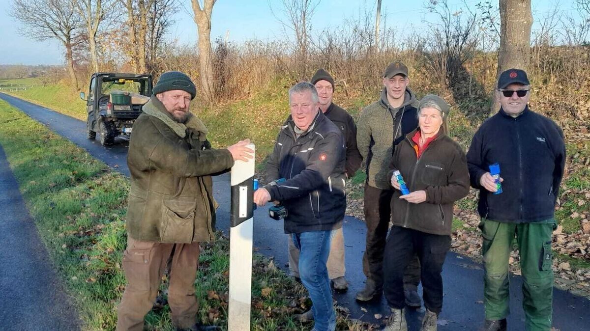 Die Nindorfer Jäger bringen Reflektoren an den Straßenpfosten an. Foto: Morjan